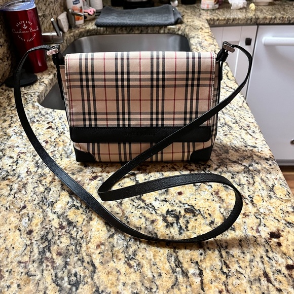 Burberry Handbags - EUC Vintage Authentic Burberry Nova Check Shoulder bag. 7X10